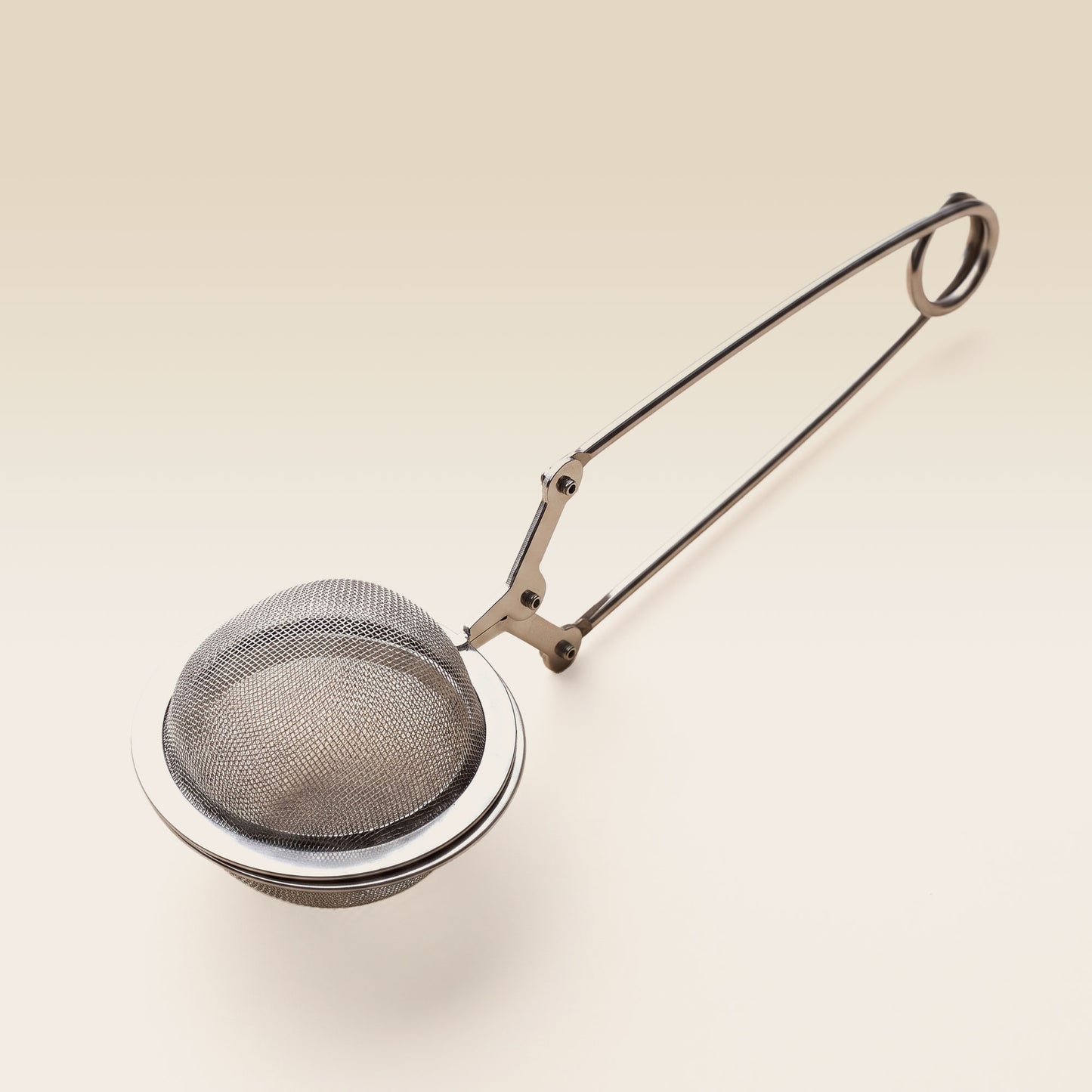 Spring-loaded handle on Snap Sphere tea infuser