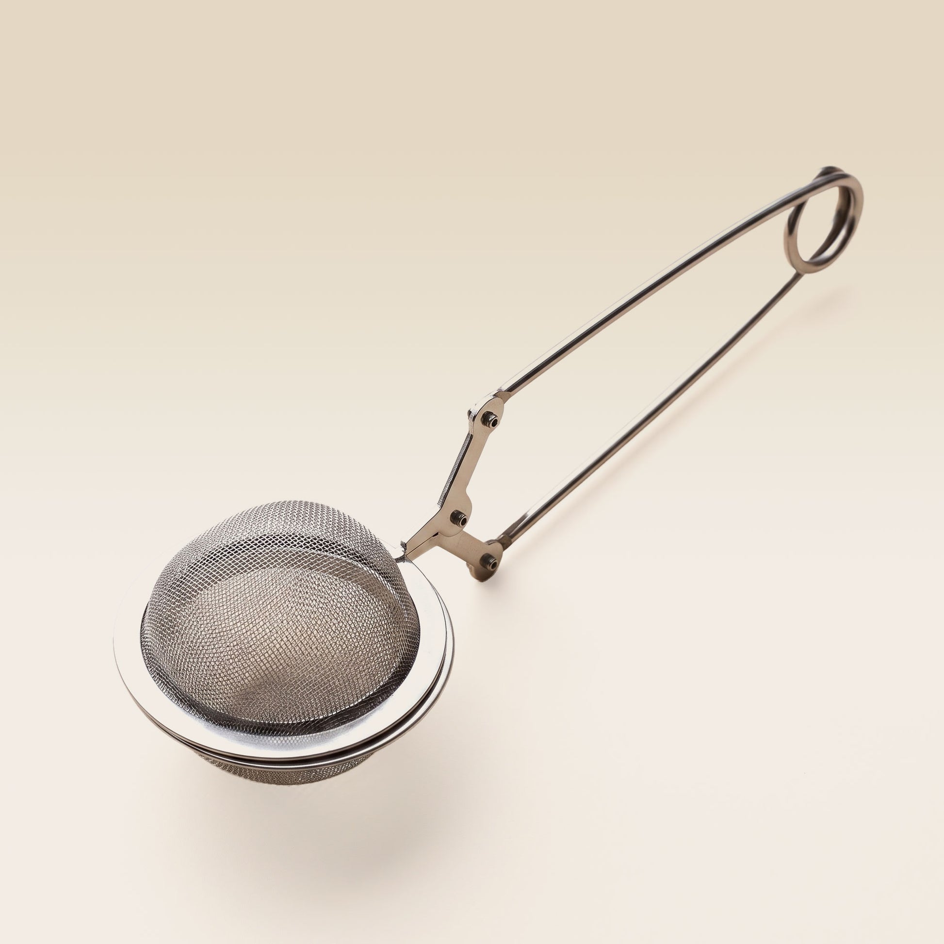 Spring-loaded handle on Snap Sphere tea infuser